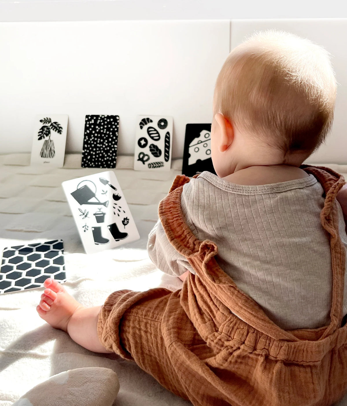 Lauren Sissons Studio - High Contrast Flashcards for Baby